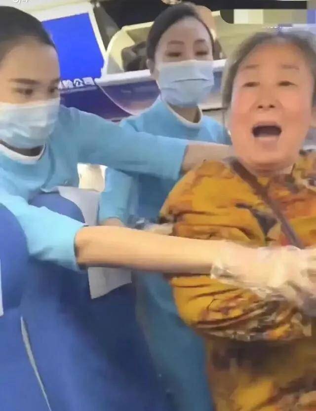 东北大妈坐飞机强行换座被拒，疯狂辱骂年轻女乘客，结局大跌眼镜