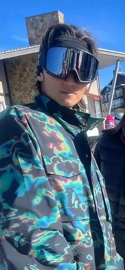 谢霆锋墨尔本滑雪画面:蹲在雪地上教儿子lucas,合影时摘掉面罩_网友