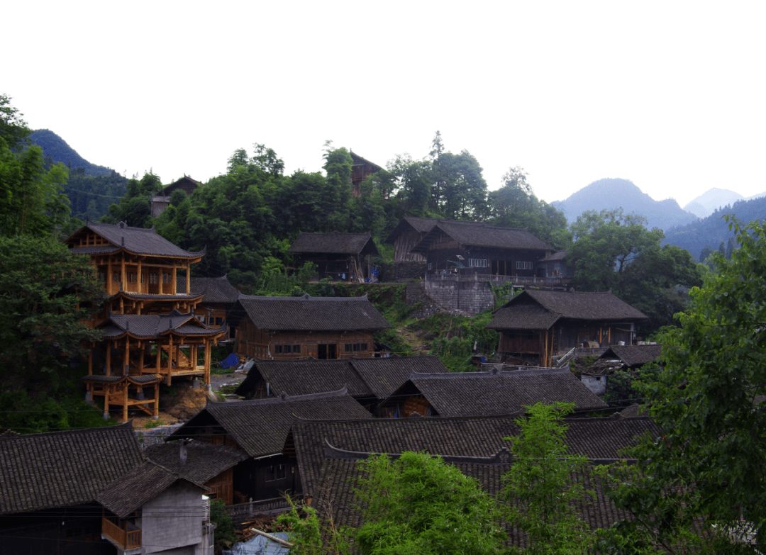 一栋的古朴苗寨宛若新生婴儿在大山母亲怀抱中幸福沉睡景色温馨静谧