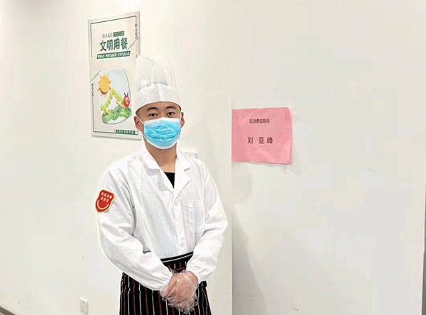 万里街道辖区餐饮单位设置“反浪费监督员”， 专人专岗开展反食品浪费宣传和劝导