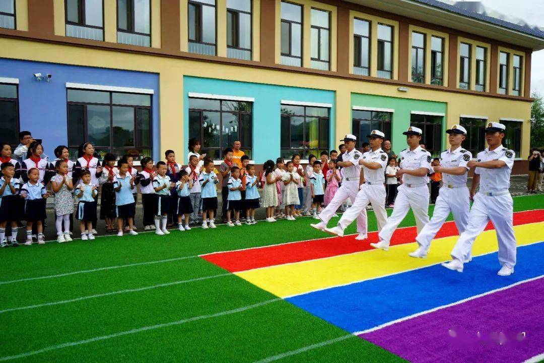 正步行走在校园,他们带着童心奔腾入海_海军_部队_故事