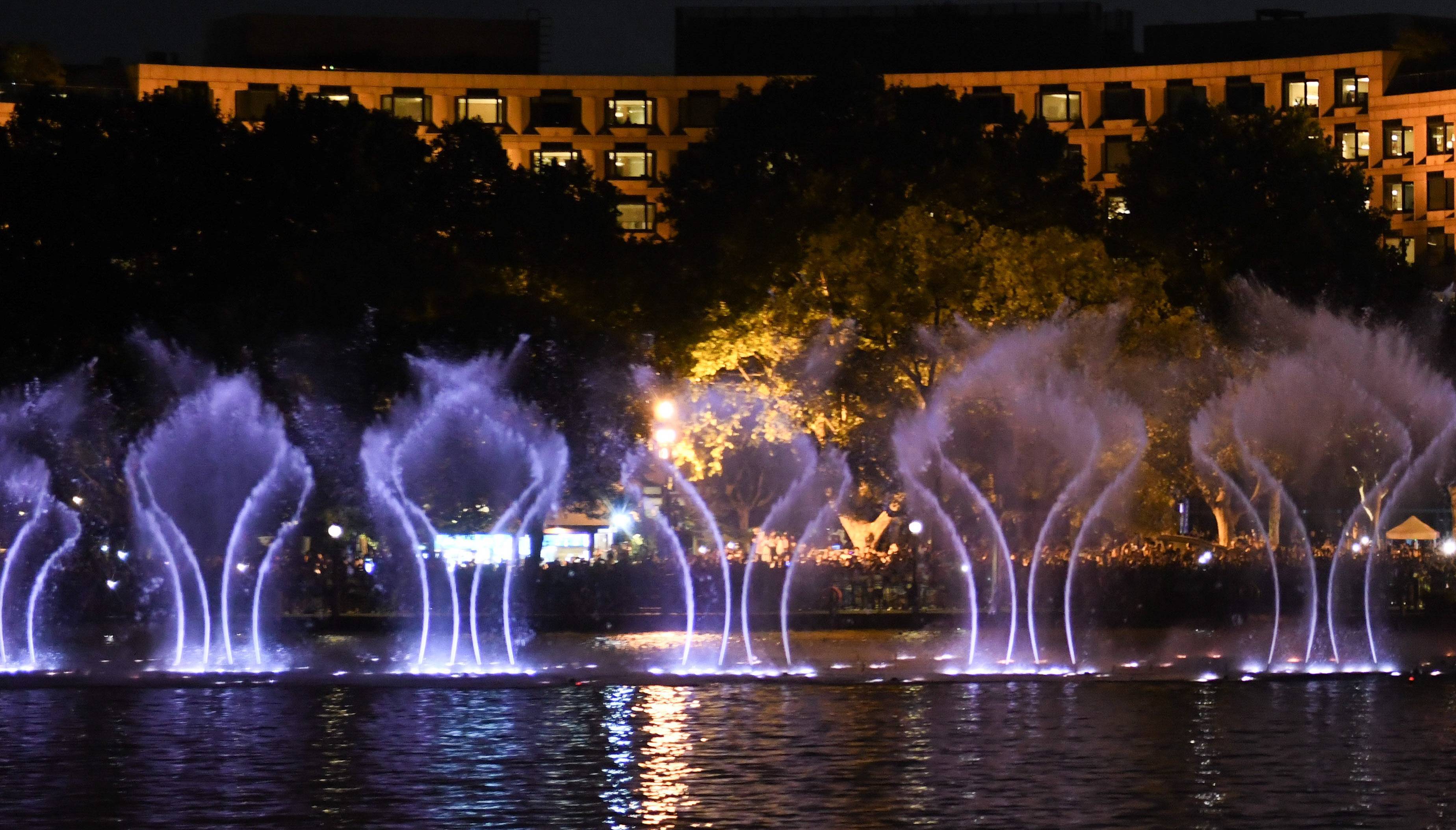 杭州西湖音乐喷泉夜景图片