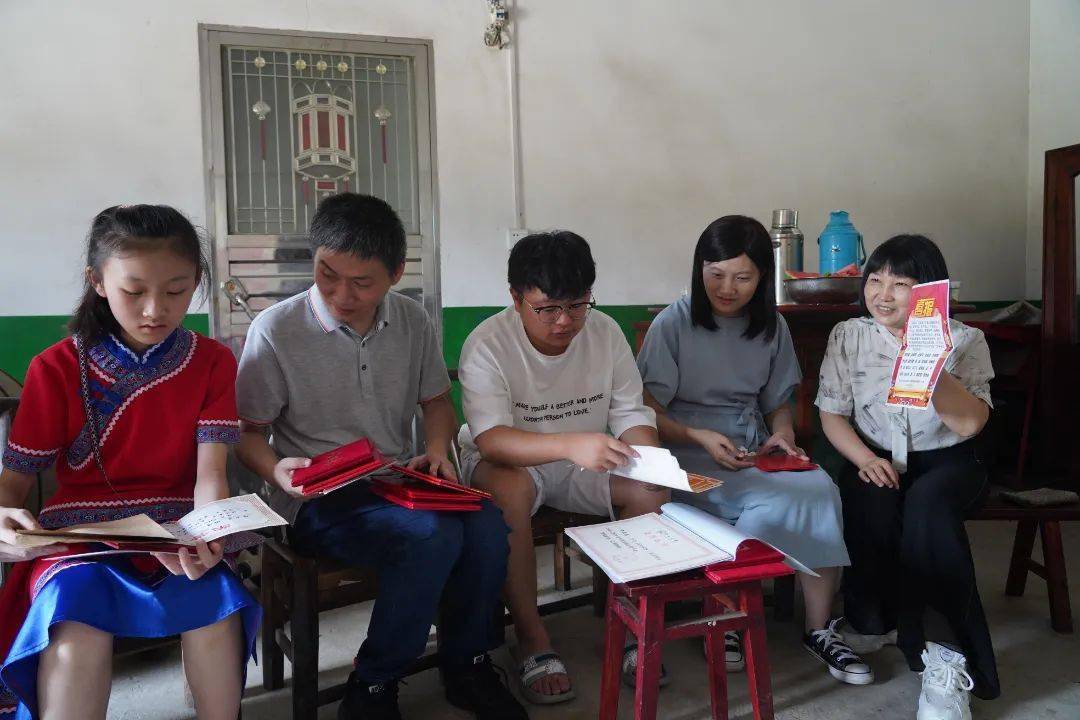 全国人大代表,长阳花坪小学副校长"英子姐姐"刘发英回答媒体提问时
