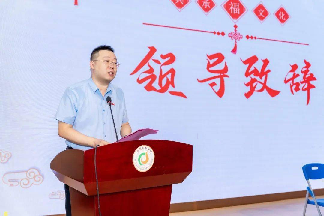 福州屏东中学郑其瑞校长,学生宣讲员带领奇台四中师生参观校园榕奇