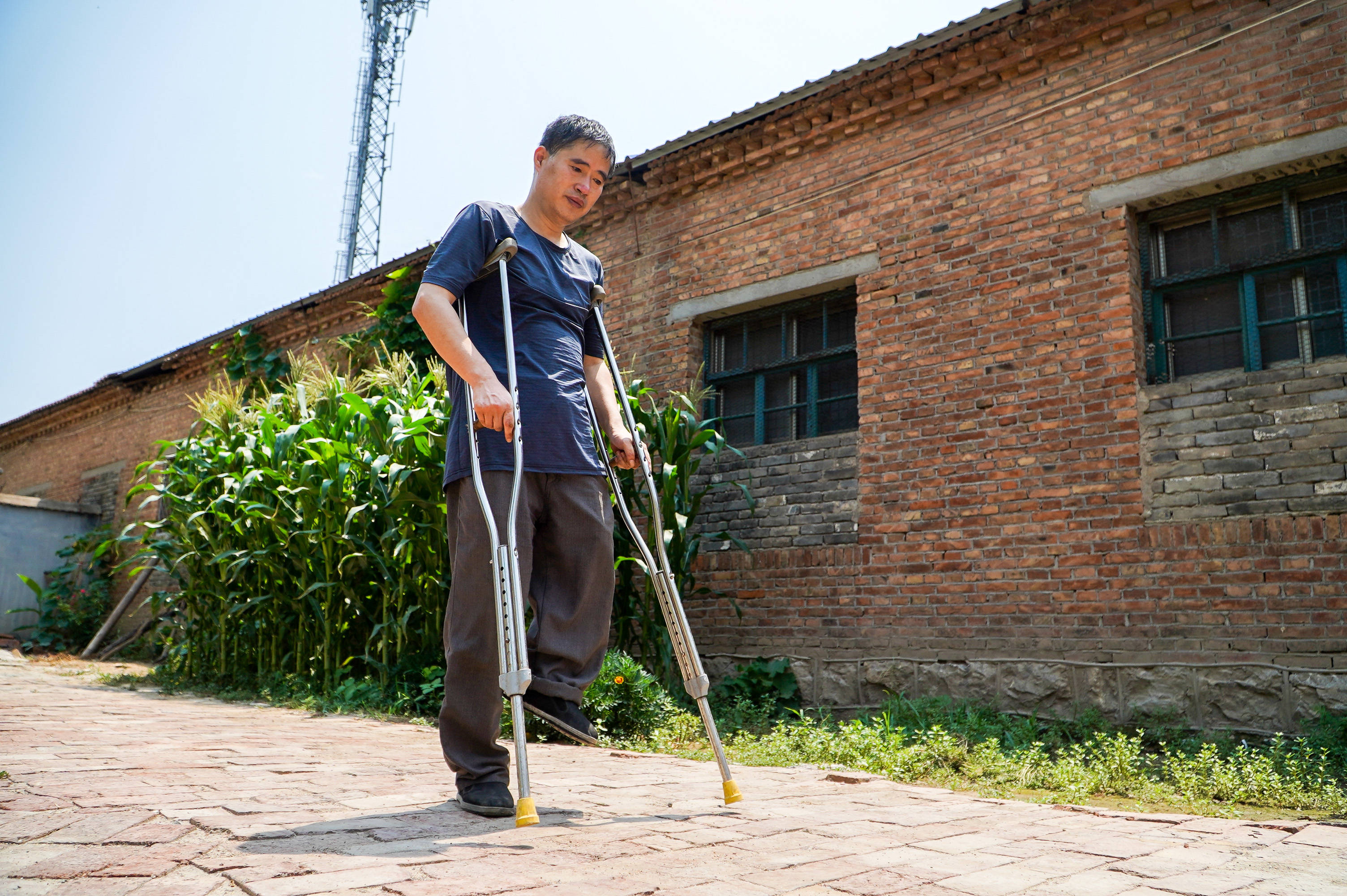 不让好人心寒!哥债弟还,梁山李瑞德拄着双拐替亡兄还债18万多