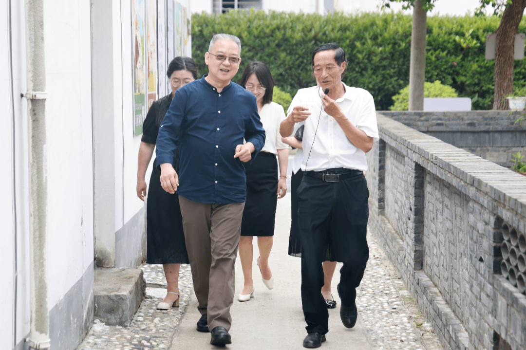 踏着费孝通先生26访江村的足迹,周斌一行首先来到江村文化园,通过各类
