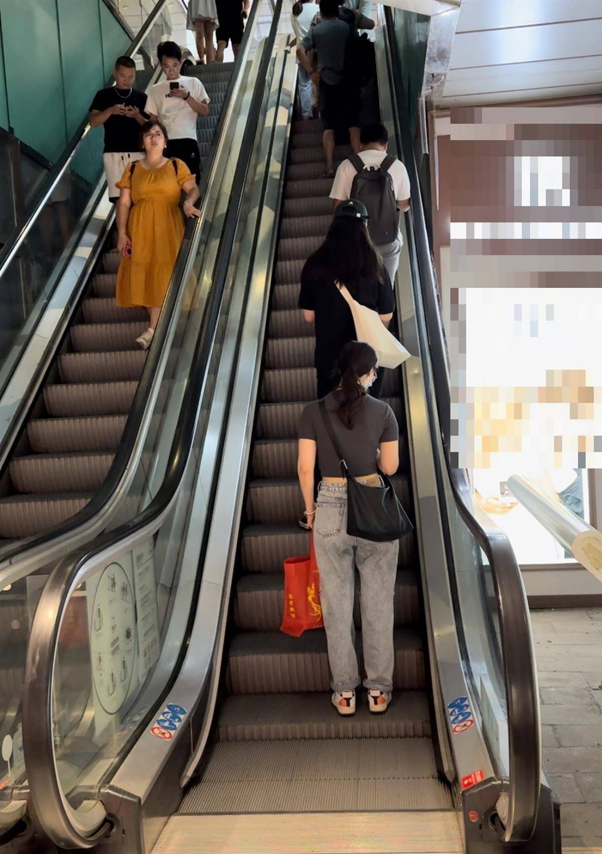 在地铁站,机场,火车站,商场等地乘坐手扶电梯,您是否有站在右边的习惯