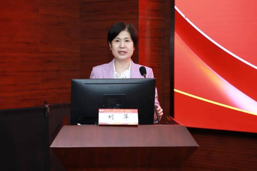 我院刘萍副院长致欢迎辞,她介绍了上海中医药大学立足上海,放眼世界