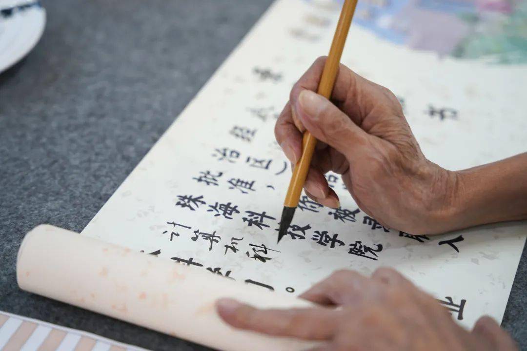 录取通知书礼盒分为两层除了通知书,帆布袋礼盒中还有《道德经》,校徽