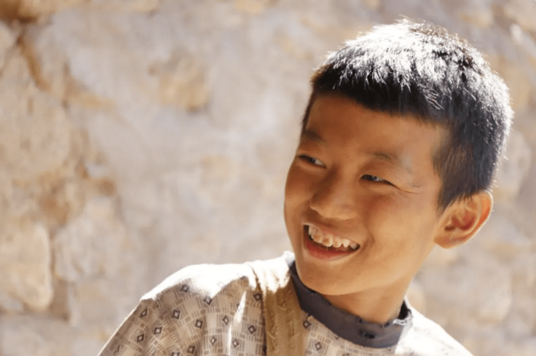 心视传媒创始人,董事长吴万里与《要牛》获奖证书,奖杯合影留念记者