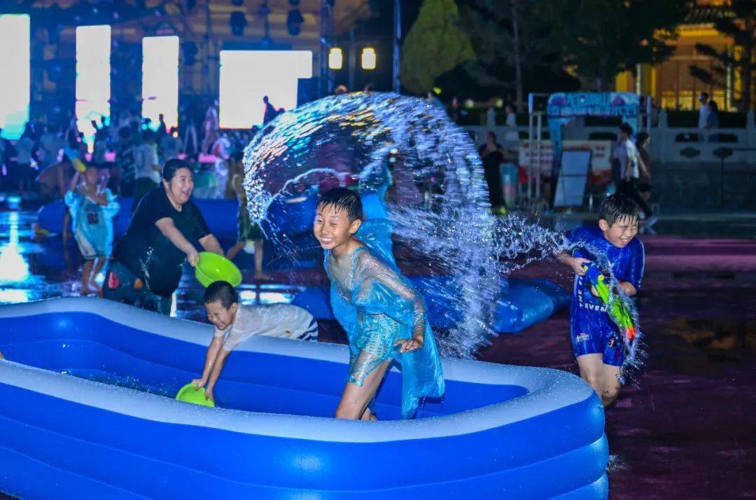 首届南山民族风情音乐泼水节盛大启幕_游客_表演_夏日