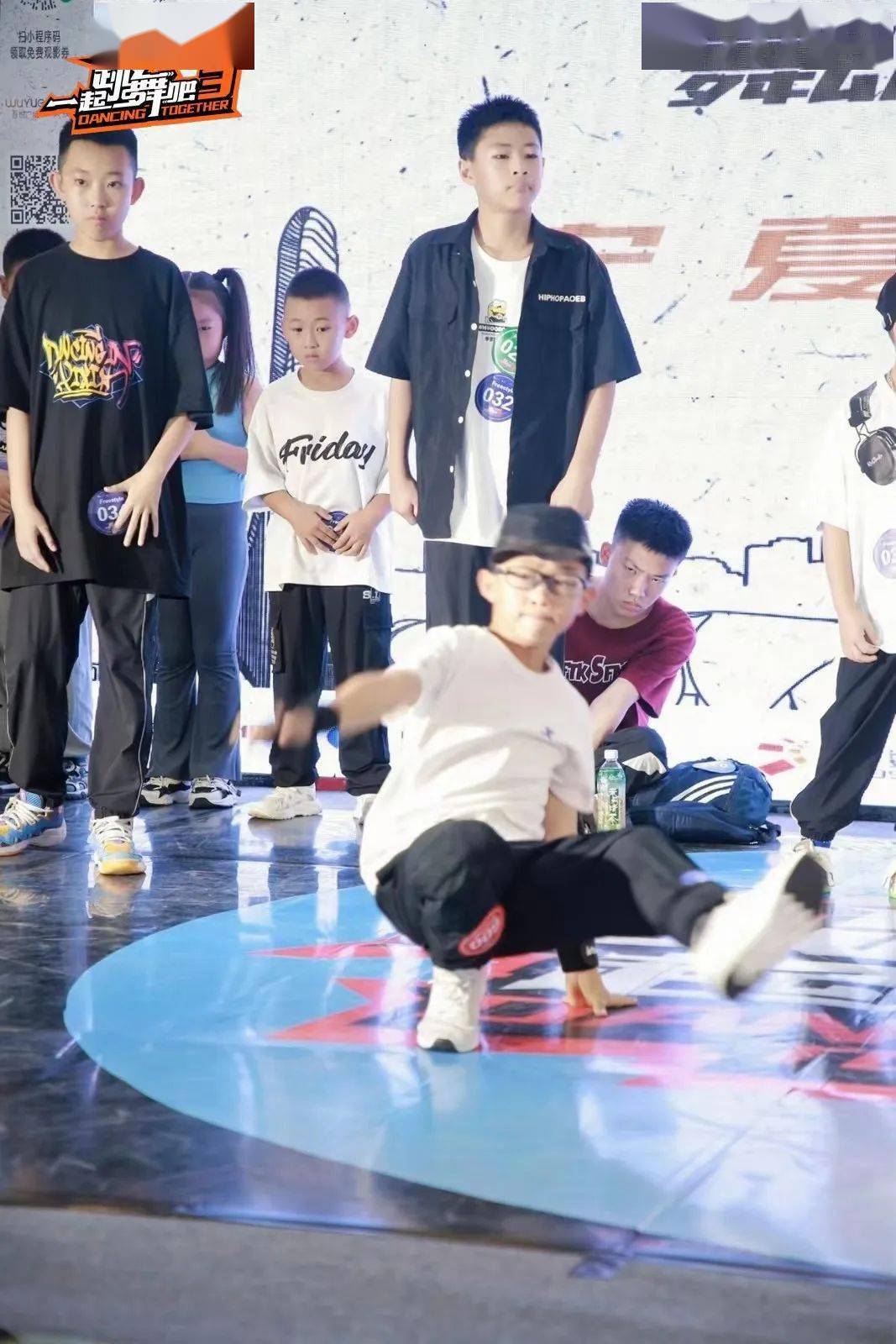 总决赛现场,160 个人选手参与battle竞演,70 团队选手参与齐舞比拼