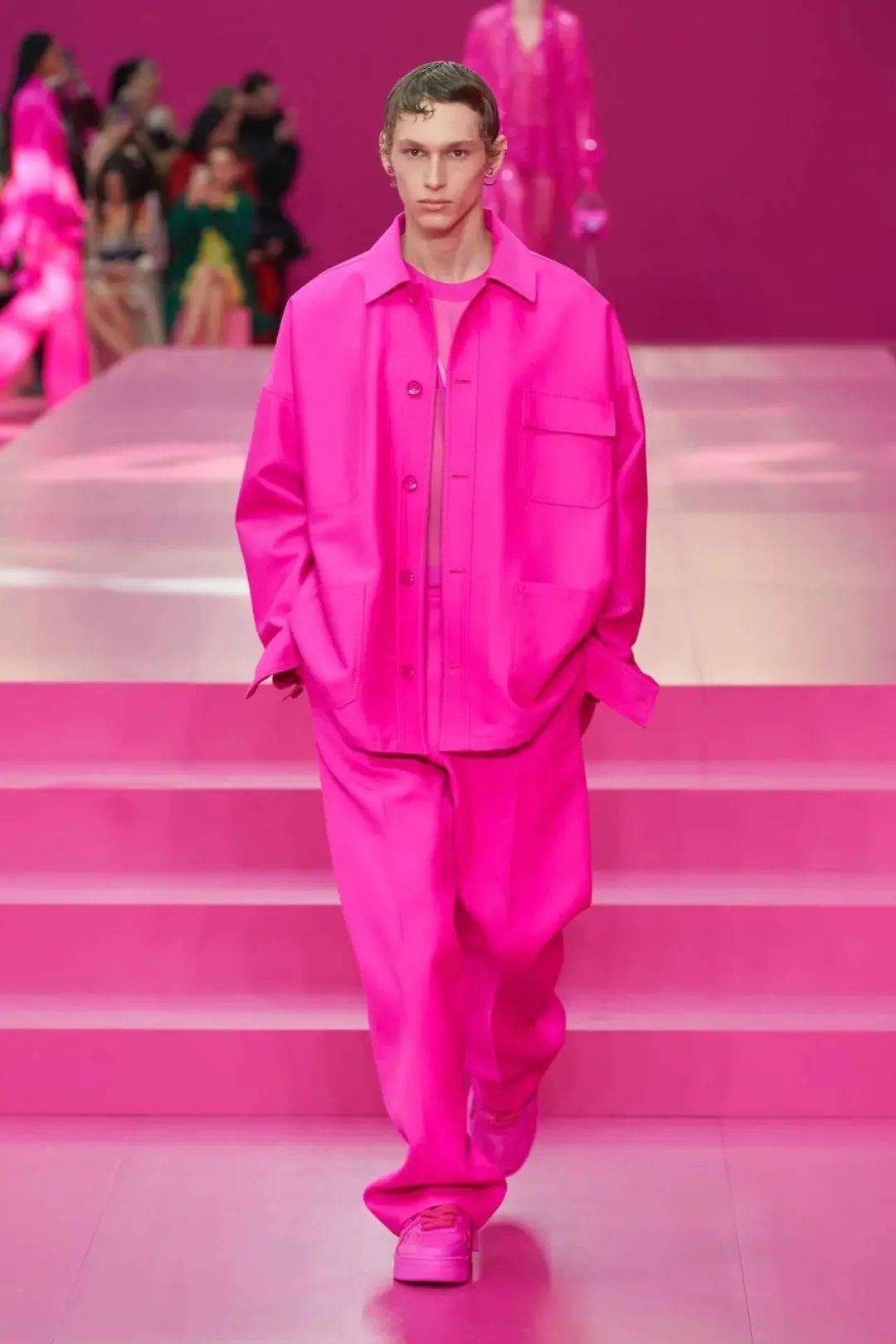 芭比粉火了,穿一身粉色,太靓了!_时装秀_全身_套装