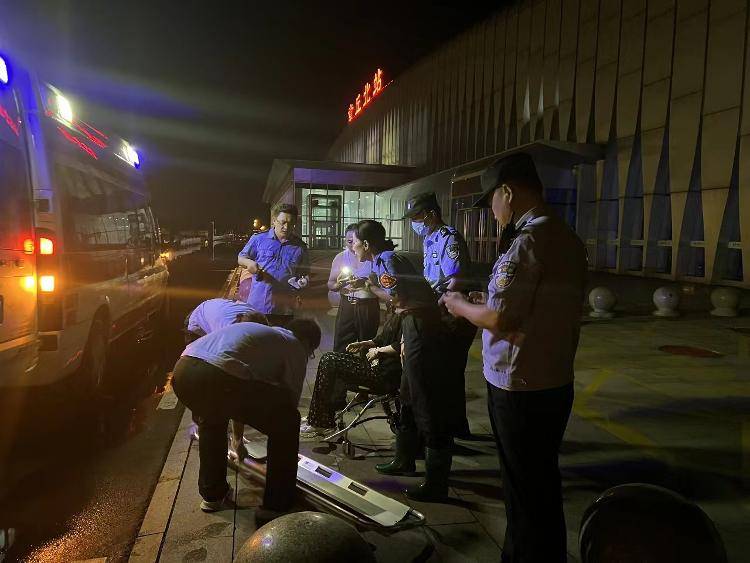 高铁临停6分钟 站车接力救助见真情_章丘_车站_旅客