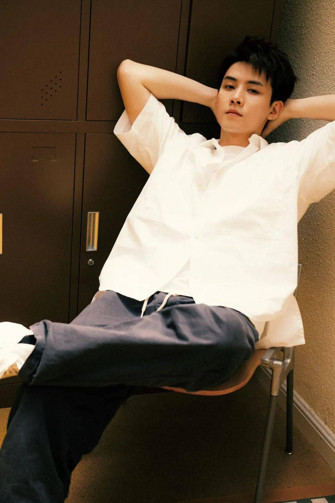 像任豪这样,在轻薄的白色衬衫里又加了一件白色内搭,再搭上一条棉麻的