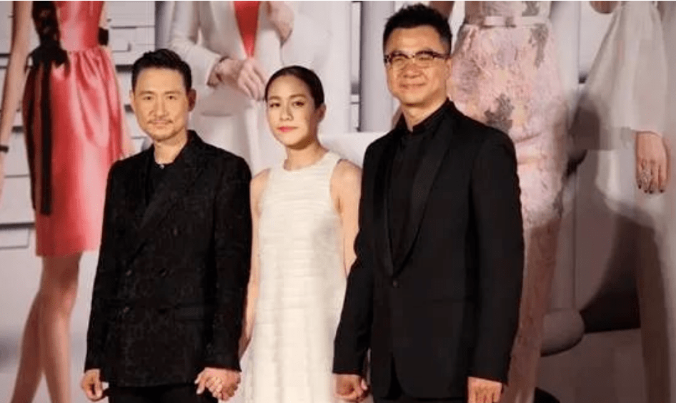 后来的4年里,她拍了张国荣的告别遗作《异度空间》,搭档郑伊健刘烨的