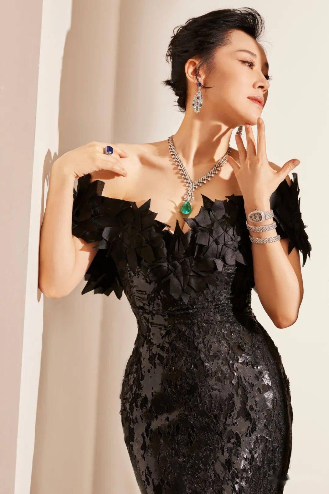 许晴凭借着绝佳身材与状态登上了微博热搜,从粉丝到路人皆是赞声一片