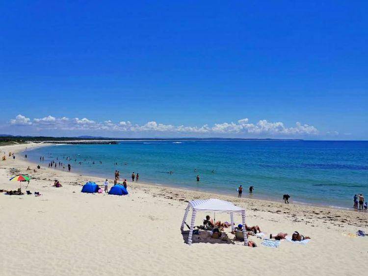 这里海水清澈见底,呈蓝绿色,这里的海滩,是我在澳大利亚这些年以来