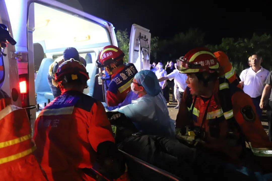 大瑞铁路一隧道因电力系统损坏7人被困，消防员4小时成功营救