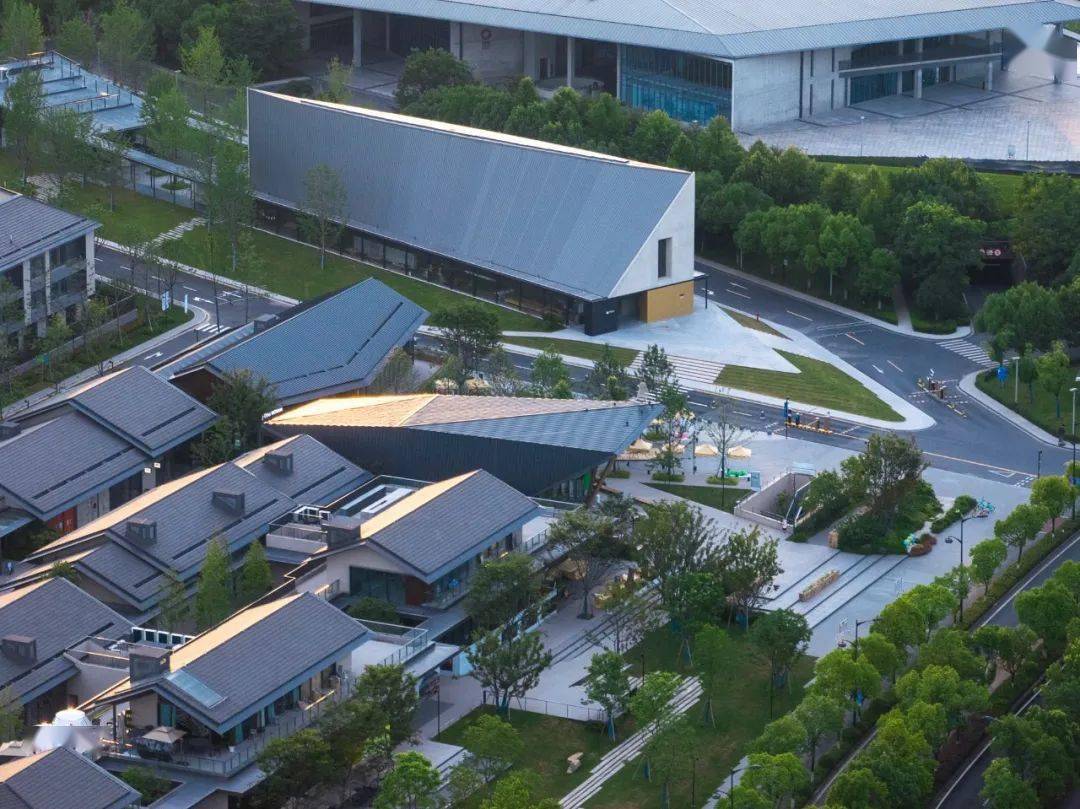 良渚文化村作为一个综合开发的文化型居住社区,二十余年来以构建