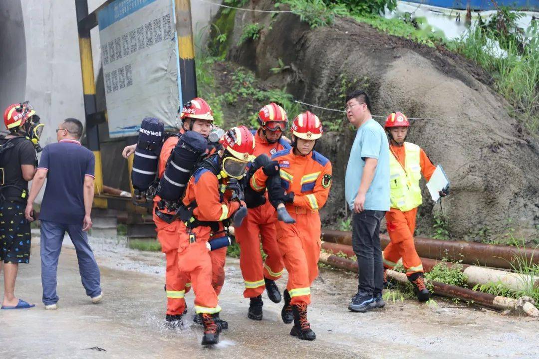 大瑞铁路一隧道因电力系统损坏7人被困，消防员4小时成功营救