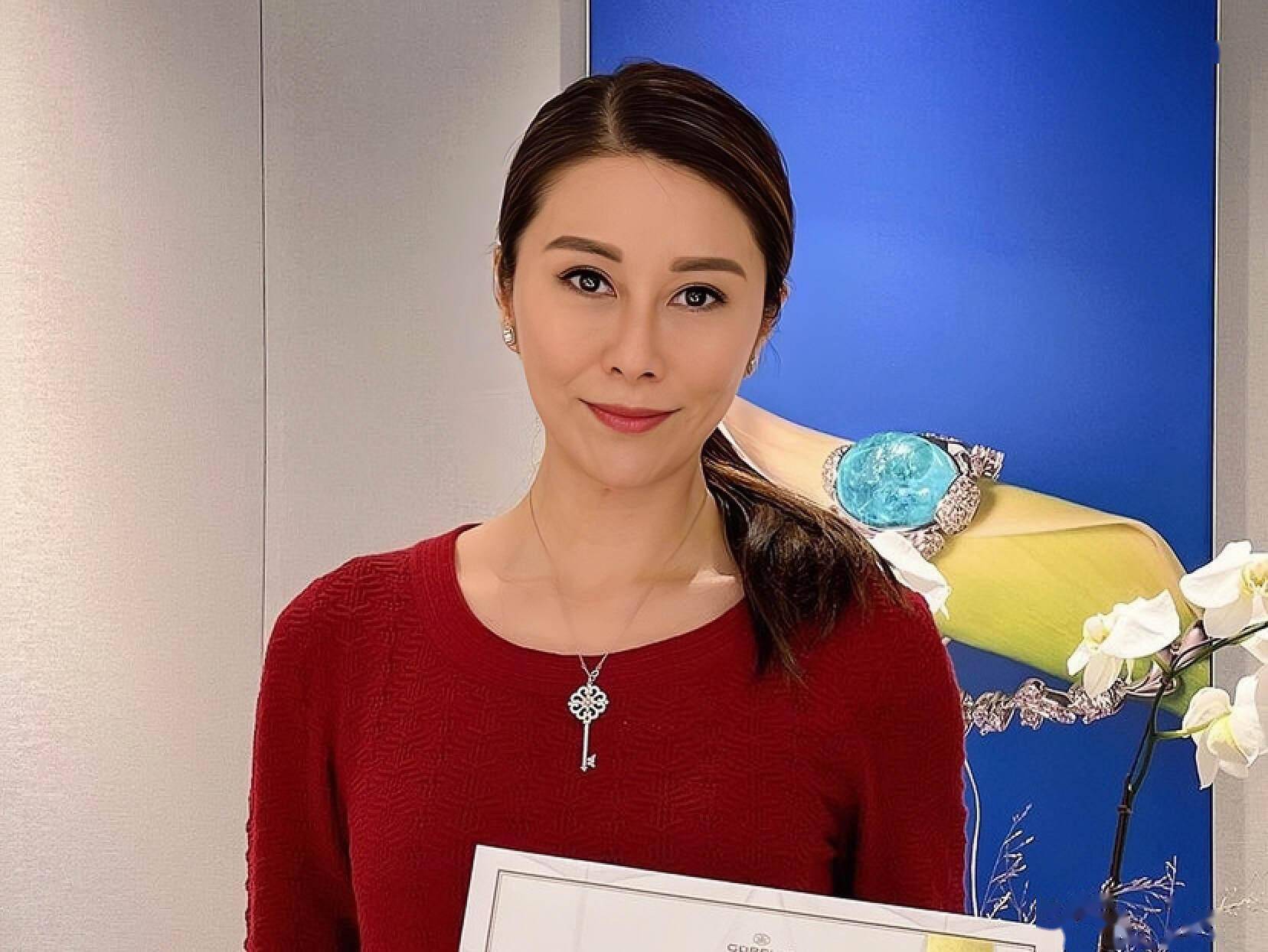 香港知名女星转行做宝石鉴定,低调复出拍剧,大方承认整过容_黎淑贤