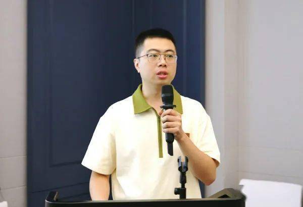 刘恒昌教授作专题讲座陈海鹏教授(左二)为患者行腹部无辅助切口经肛门