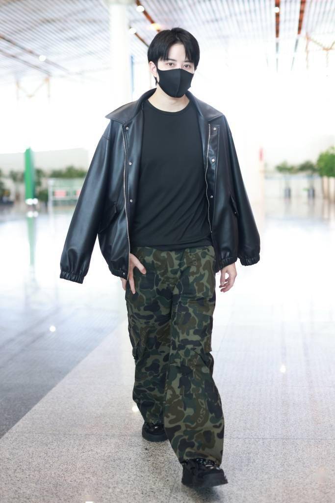 泰星mike穿皮衣现身机场化身乙游男主_儿子_maxwell_sarah