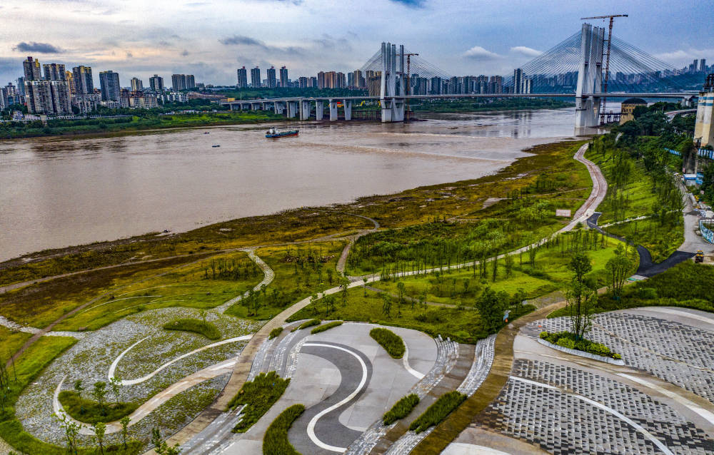 九龙坡:"两江四岸"治理提升贯通工程(九龙半岛段)亲水步道投用_九龙坡