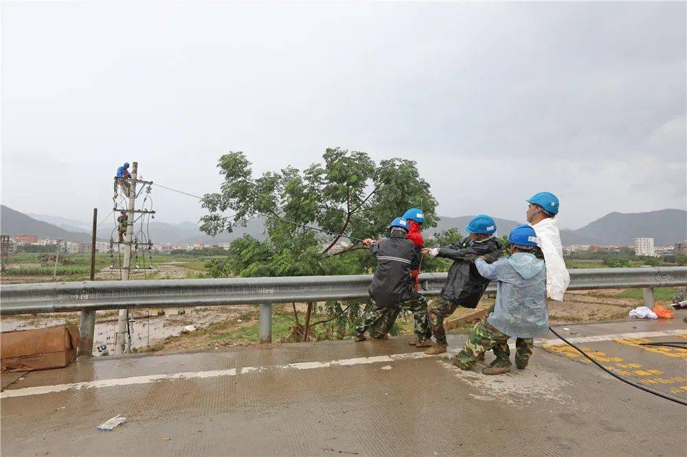 【全力以"复" 重建家园】冒雨抢修电路,只为点亮光明!