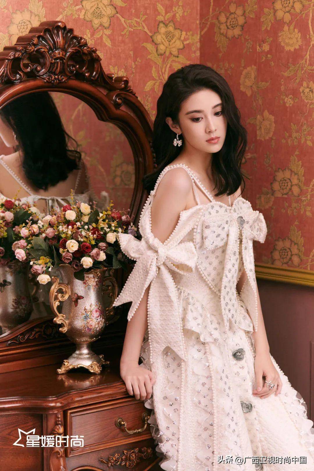 作为毕业于上海戏剧学院表演系的新生代女演员,白冰可清秀温婉的个人