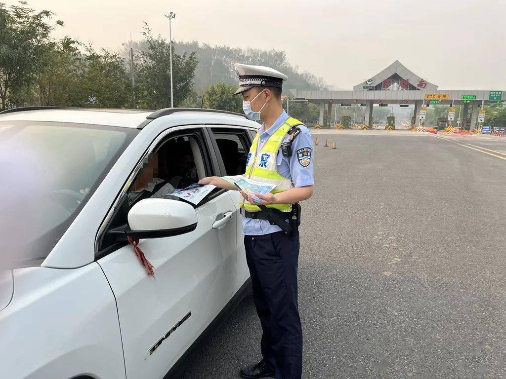 小磨高速交巡警闻"汛"而动 全力护航民众出行平安_路面_施工_天气