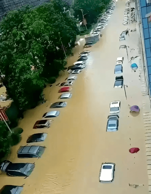 上万一晚的酒店被冲走,有人在河里捞空调_北京_暴雨_房山区