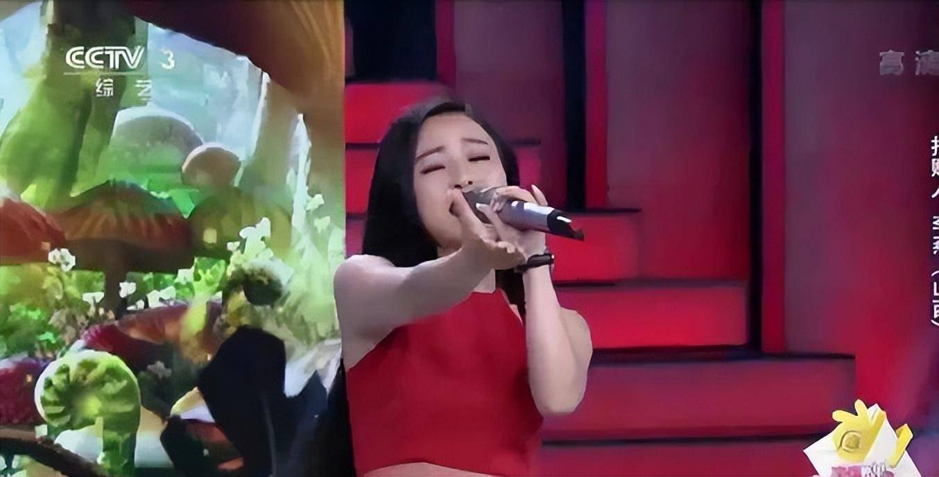 女歌手演出时被观众拽下舞台:只要一句道歉,警方介入处理_视频_李燕