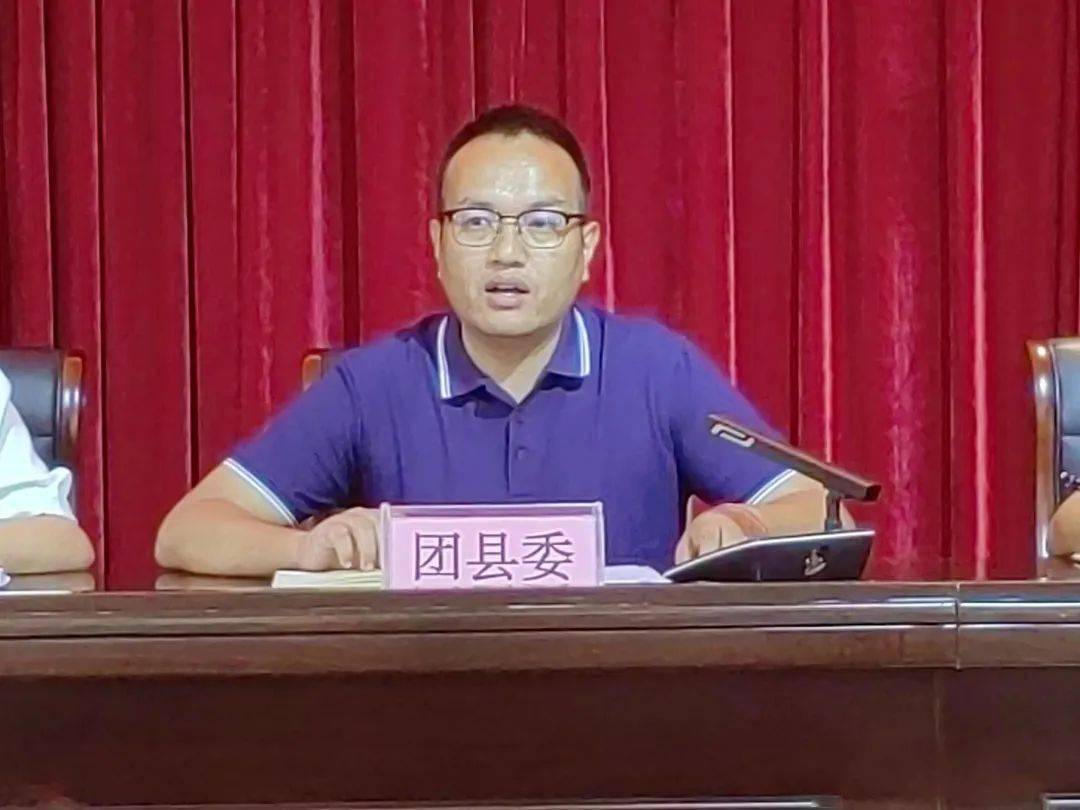 最后,团县委书记查春海为镇康县2023-2024年新录用志愿者授旗出征.