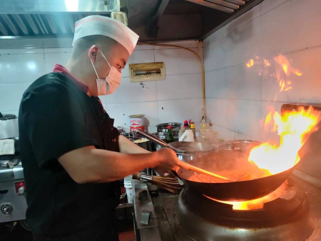 【高温下的劳动者】厨师:灶房烟火中的美食创客_顾客_工作_灶台