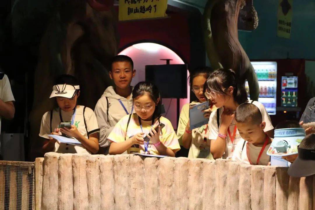 在甘肃科技馆,一个个既能互动玩乐,又能体验科学原理,学习科学知识的