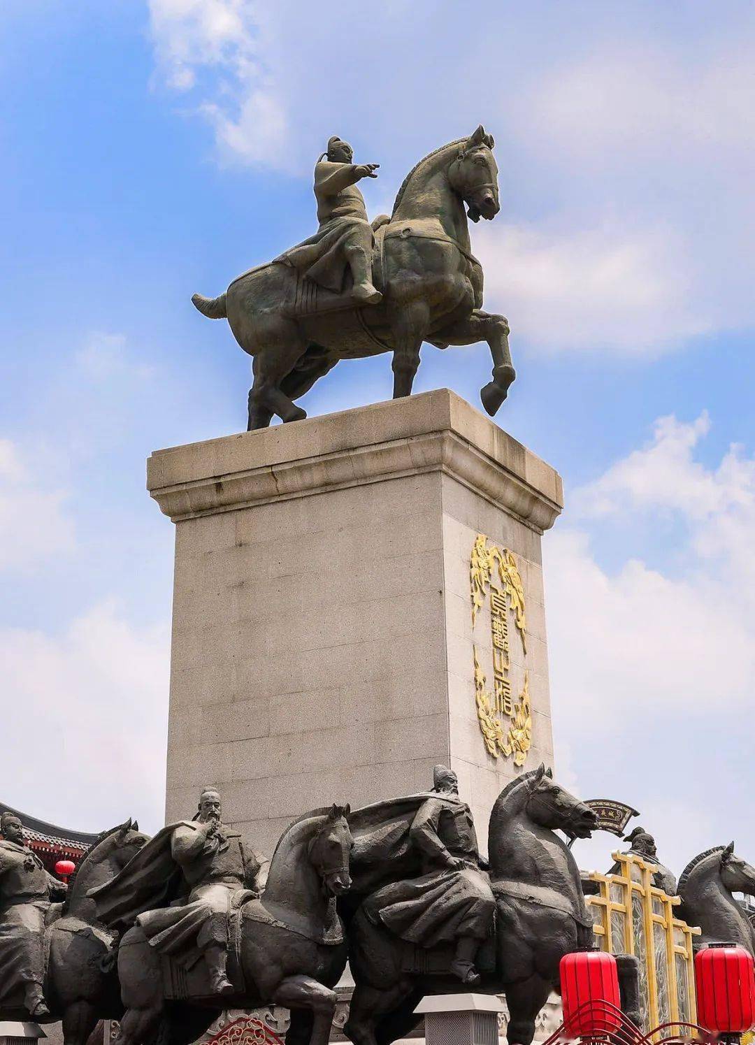 谁跨坐在大唐不夜城那座高头大马上?_雕塑_群英谱_盛唐