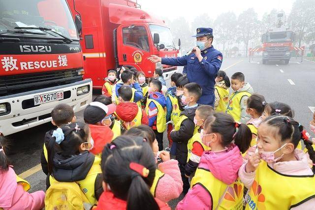 维基体育app：湖北荆州：“童”行消防站致敬火焰蓝(图1)