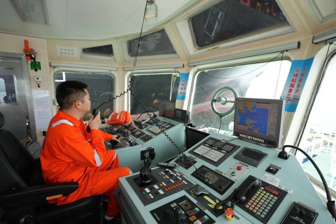 拖轮驾驶员的工作节奏跟大多数职工不同景小虎每个班次的工作是24小时