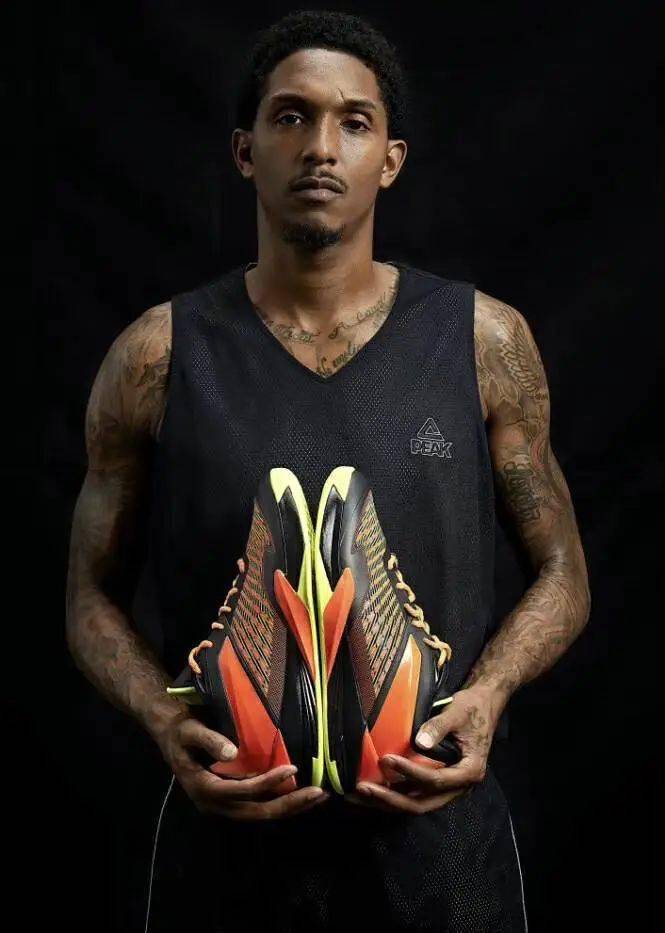 200块的后卫战靴!居然没人穿了……_匹克_路威_闪电