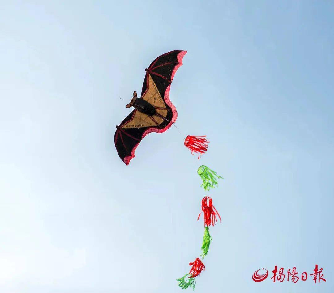 扎即扎骨架,是最重要环节,要根据不同风筝用不同规格尺寸的竹条竹篾