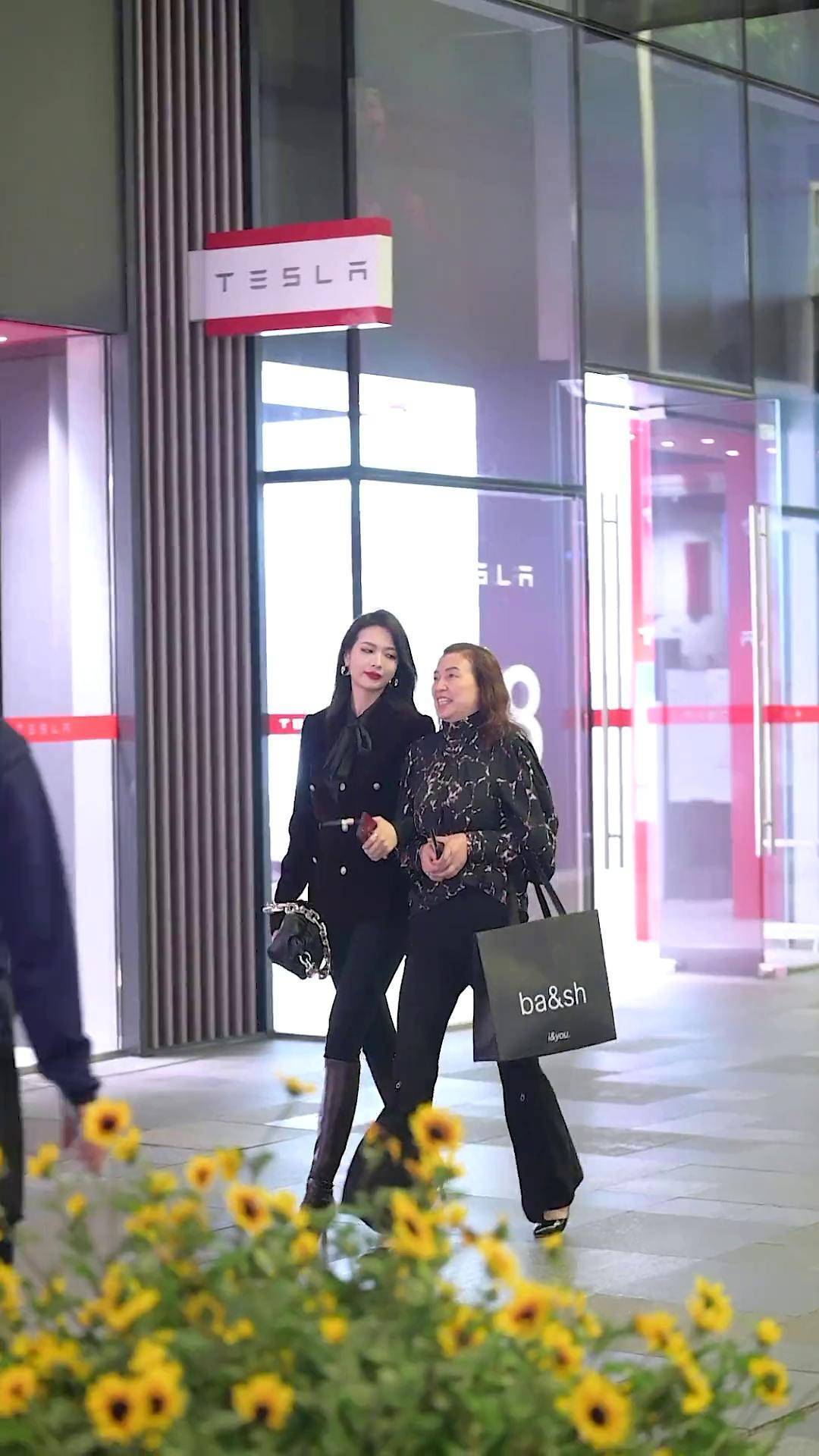 阿姨好有气质啊!街拍美女 李一檬emoo