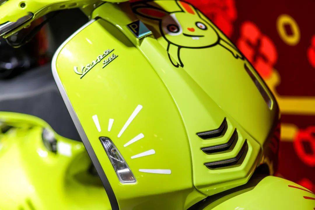 将绿色的轮毂完全展现出来,这是vespa车型的标志和象征.