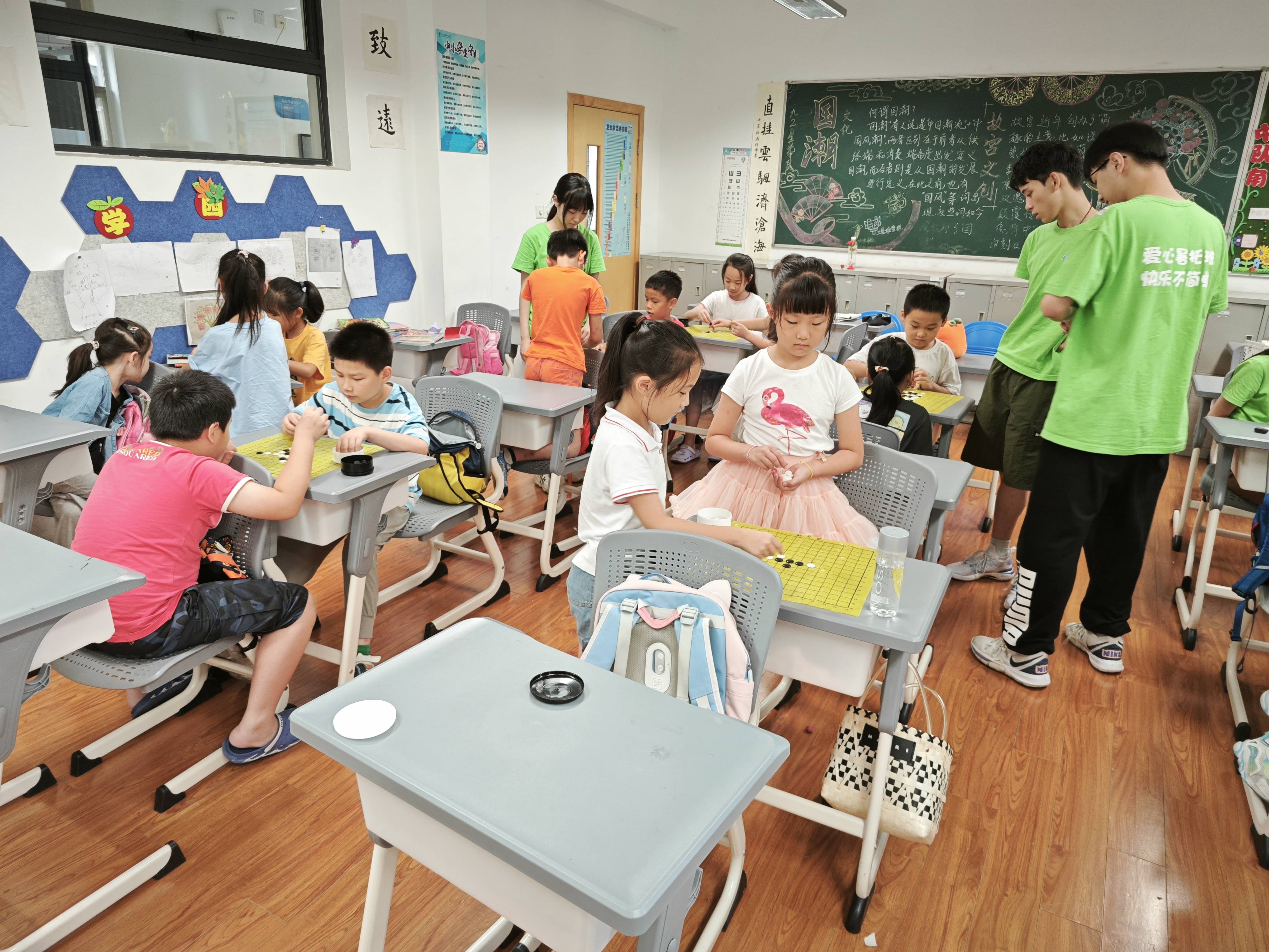 该暑托班在上海时代中学开办,每期设立5个班,每班25人左右,是静安区