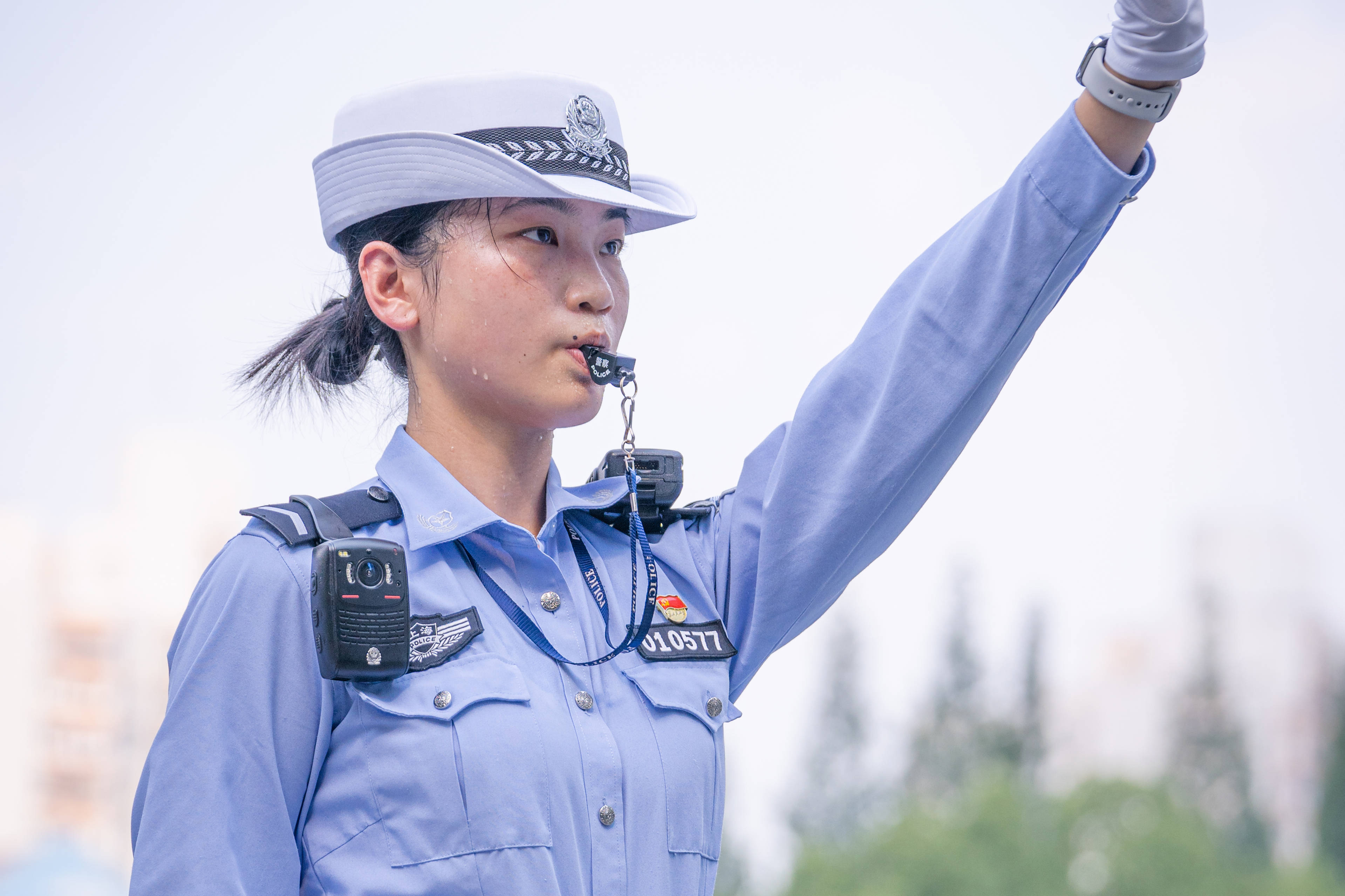 两套警服轮流上岗,上海交警鏖战酷暑