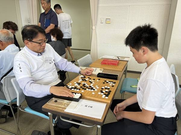 看到芦田矶子老师指导童忆宁小朋友,俺赶快前去行礼,送上t恤.