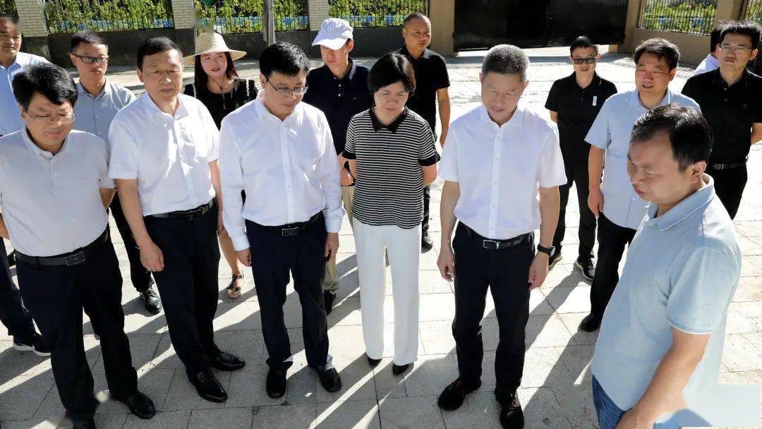 汉阴县人大常委会主任黄邦平一行来宁陕县考察生态旅游