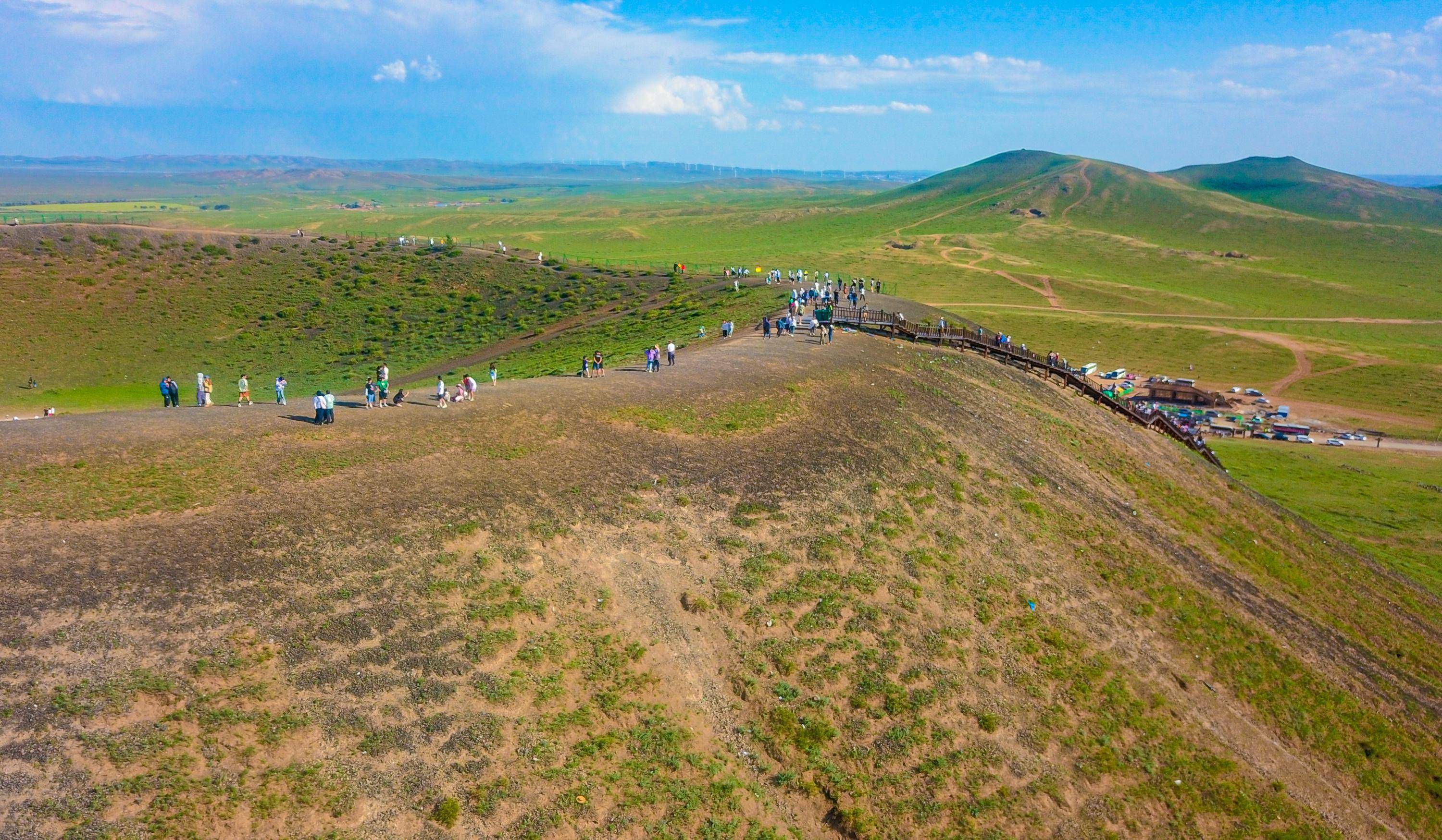摄乌兰哈达火山群位于内蒙古自治区乌兰察布市察哈尔右翼后旗的草原上