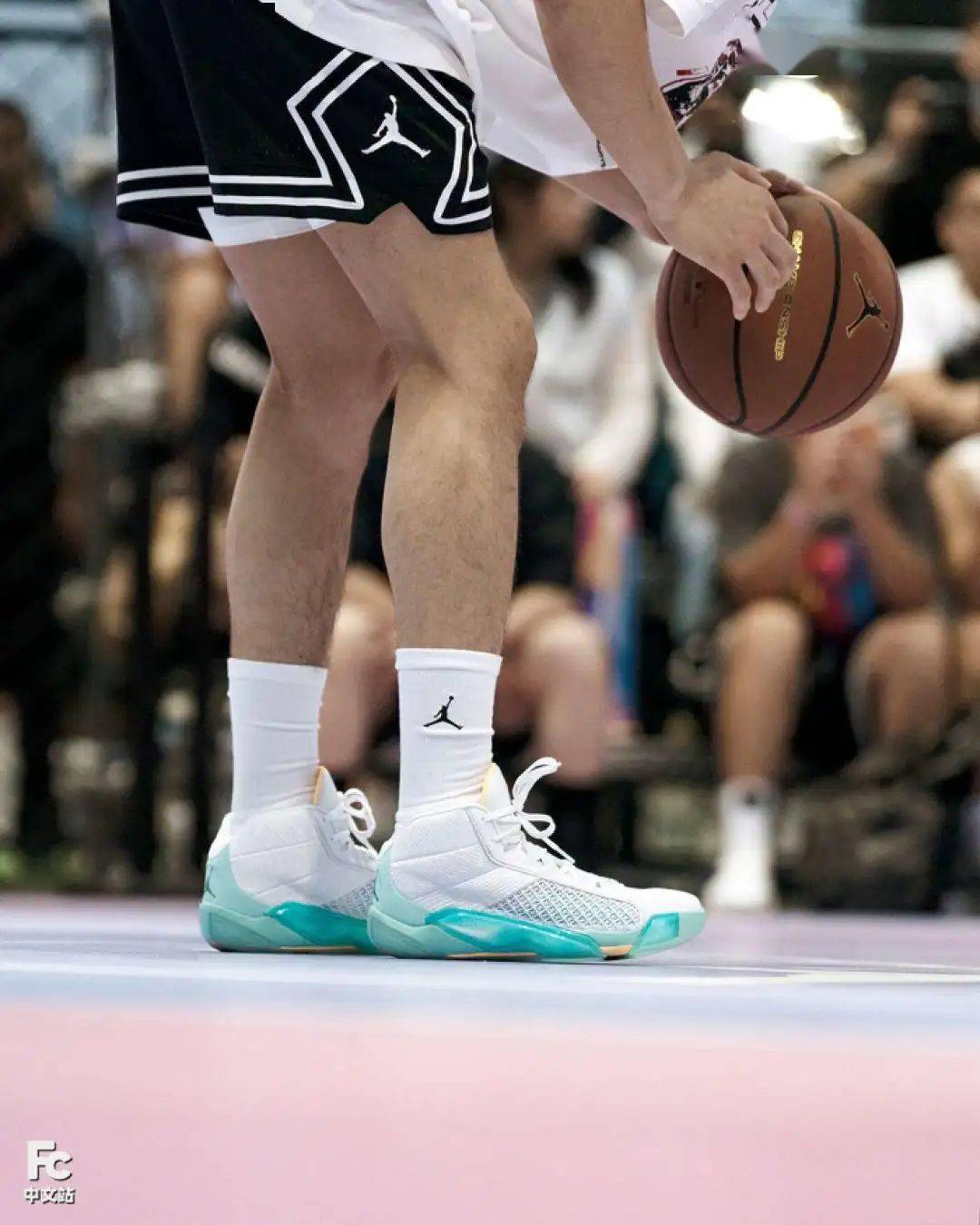 郭艾伦全新战靴曝光!熟悉的配色,来了……_jordan_air_主题
